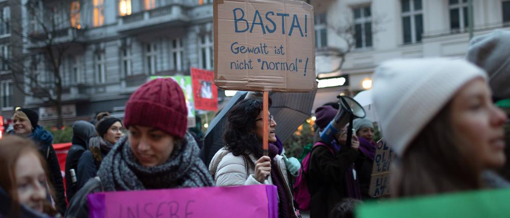 „Basta! Gewalt ist nicht ‚normal‘“ steht auf einem Plakat bei einer Demo am Internationalen Tag zur Beseitigung von Gewalt gegen Frauen in Berlin.