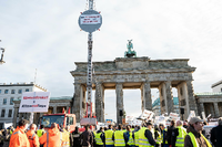 Demonstranten gehen mit Schildern zu einer Kundgebung eines Bündnisses der Berliner Bau- und Wohnungswirtschaft und von Vermietern gegen den Mietendeckel. Foto: Fabian Sommer/dpa