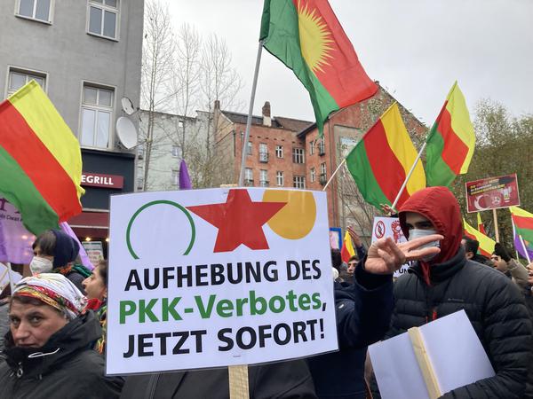 Auch Fahnen syrisch-kurdischer Verbände waren in Kreuzberg zu sehen.