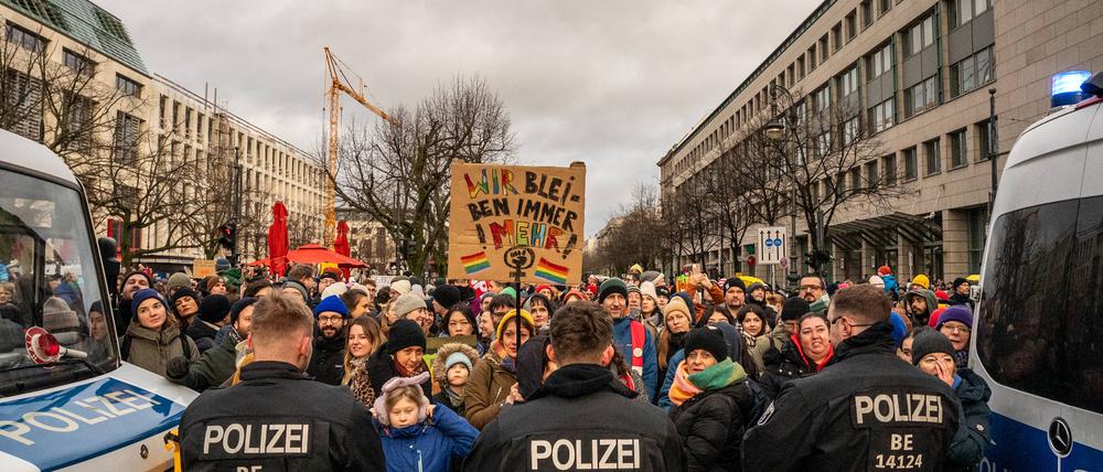 Demo gegen Rechts, Sonntag, den 14.1. um 14:00 Uhr am Pariser Platz in Berlin.