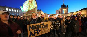 Demo gegen Rechts in Potsdam.
Am 25. Februar um 16:30 Uhr organisierte die zivilgesellschaftliche Initiative “Zusammen gegen Rechts” in der Potsdamer Innenstadt eine Demonstration und Lichteraktion gegen den Rechtsruck und die Bedrohung der Demokratie durch die AfD.