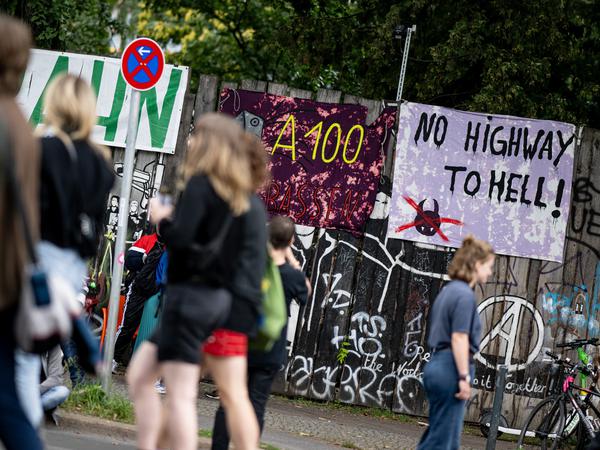 Zahlreiche Protest-Banner hängen an den Straßenrändern rund um das Ostkreuz. Tausende Menschen haben sich zur „A100 wegbassen“-Demo eingefunden.