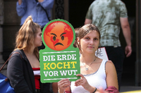 Eine Klimaschutz-Demonstrantin vor dem Rathaus in Potsdam. und der Stadtverordnetenversammlung, Foto: PNN / Ottmar Winter 