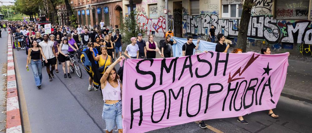 Der Zug einer Demonstration gegen queerfeindliche Gewalt zieht anlässlich eines Angriffs auf zwei Frauen am 6. Juli 2023 durch Berlin-Kreuzberg.