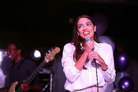 NEW YORK, NY - NOVEMBER 06: Alexandria Ocasio-Cortez addresses the crowd gathered at La Boom night club in Queens on November 6, 2018 in New York City. With her win against Republican Anthony Pappas, Ocasio-Cortez became the youngest woman elected to Congress. Rick Loomis/Getty Images/AFP == FOR NEWSPAPERS, INTERNET, TELCOS & TELEVISION USE ONLY == Foto: AFP
