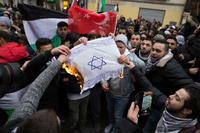 Bei Protesten gegen Israel in Neukölln wird der Davidsstern verbrannt. Foto: picture alliance / Jüdisches For