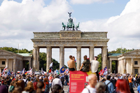 Auch am Brandenburger Tor versammelten sich Demonstranten. Foto: imago images/Future Image