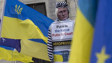 Demonstranten nehmen am Rand der 60. Münchner Sicherheitskonferenz an einer Protestkundgebung unter den Motto ·Unterstützung der Ukraine· in der Innenstadt teil. 