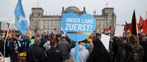Teilnehmende einer Demonstration der AfD unter dem Motto „Energiesicherheit und Schutz vor Inflation - unser Land zuerst“ haben sich vor dem Reichstagsgebäude versammelt.