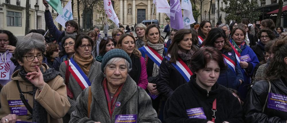 Für die Absicherung des Rechts auf Abtreibung in der französischen Verfassung demonstrierten Frauen Ende Februar in Paris.