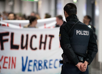 Etwa 500 Menschen protestierten am Terminal 1 des Flughafens in Frankfurt am Main (Hessen) gegen den Abschiebeflug nach Afghanistan. Foto: Fabian Sommer/dpa 