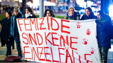 Menschen nehmen, anlässlich der Tötung einer jungen Frau in Hannover, an einer Demonstration gegen Femizide teil. Foto: dpa/Moritz Frankenberg