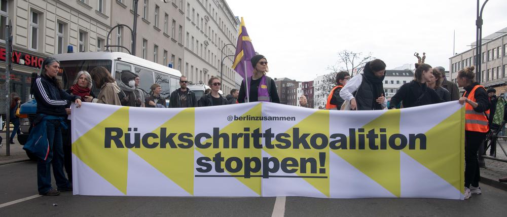 18.03.2023, Berlin: Teilnehmer halten ein Banner mit der Aufschrift «Rückschrittskoalition stoppen!» während einer Demonstration gegen  eine CDU-SPD-Regierung in Berlin am Hermannplatz. Aufgerufen zu dem Protest haben verschiedene Initiativen. Foto: Paul Zinken/dpa +++ dpa-Bildfunk +++