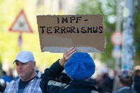 Zu einer Demo in Berlin gegen die Corona-Beschränkungen kamen bekannte Verschwörungstheoretiker, Rechtsextreme und Antisemiten. Foto: dpa / Christophe Gateau