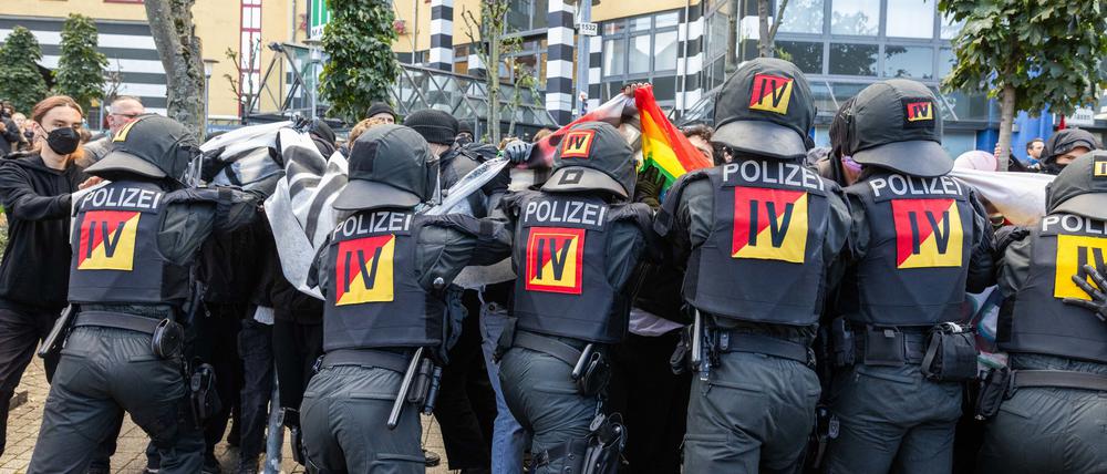 Polizeibeamte drängen Demonstrationsteilnehmende in Weil am Rhein am 21. Oktober zurück.