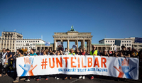 Kilometerlange Menschenkette durch Berlin