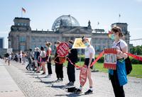 Die Begleiter des Koalitionsausschusses waren am Dienstag Klimademonstranten vor dem Reichstag. Foto: Kay Nietfeld/dpa