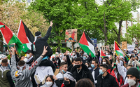 Demonstranten in Berlin halten palästinensische Fahnen hoch, während sie "Free Free Palestine" rufen. Foto: Annette Riedl/dpa