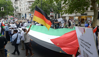 Seit zwanzig Jahren findet die zentrale Al-Quds-Kundgebung in Berlin statt. Die Route führt auch über den Kurfürstendamm. Foto: Rainer Jensen/dpa