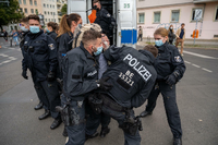 Bei der Kundgebung der Partei „Die Basis“ auf dem Leipziger Platz gegen die Corona-Politik der Regierung kam es am Samstag zu Rangeleien mit der Polizei. Foto: Paul Zinken/dpa
