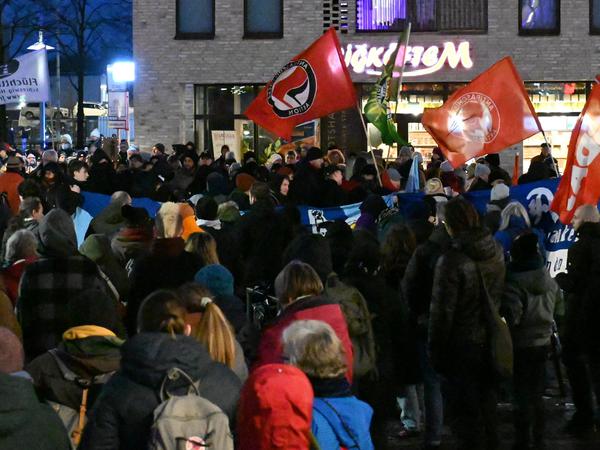 In Kiel kamen am 19. Januar 2024 rund 8.000 Demonstranten am Bootshafen zusammen.