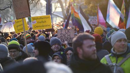 Menschen bei einer Demonstration in der Heidelberger Innenstadt. 
