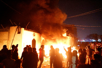 Demonstranten in Irak setzen ein iranisches Konsulat in Brand. Foto: REUTERS
