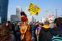 Zurück in die Steinzeit? In Berlin und anderen Orten Deutschlands demonstrierten 2019 Zehntausende gegen die EU-Urheberrechtsreform. Foto: Kurt Sagatz