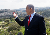 Der israelische Ministerpräsident Benjamin Netanjahu zeigt auf das Gebiet, in dem in der Siedlung Har Homa in Ostjerusalem ein neues Stadtviertel gebaut werden soll. Foto: Debbie Hill/Pool UPI/dpa
