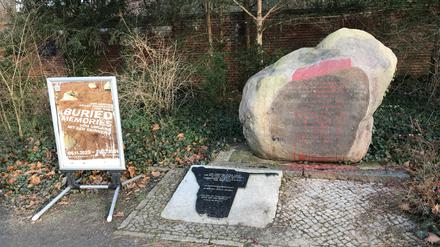 Der sogenannte „Herero-Stein“ auf dem Garnisonsfriedhof am Columbiadamm.