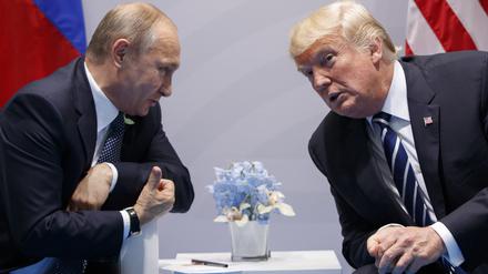 Wladimir Putin (l), Präsident von Russland, und Donald Trump, damals Präsident der USA, unterhalten sich auf dem G20-Gipfel.