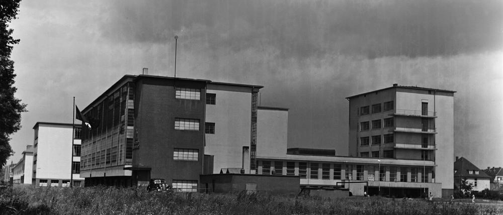 Das Bauhaus in Dessau in den 1930er Jahren, vor dem Gebäude hängt die Hakenkreuzfahne schlaff im Wind.