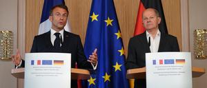 Bundeskanzler Olaf Scholz (r.) und Emmanuel Macron, Staatspräsident von Frankreich