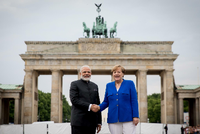 Alles im Griff. Oder? Angela Merkel und die Raute Foto: Michael Kappeler/dpa