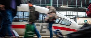 Fahrgäste laufen am letzten Schultag vor den Weihnachtsferien an einem Bahnsteig des Stuttgarter Hauptbahnhofs an einem ICE vorbei. 