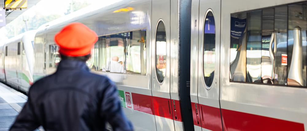 Mitarbeiter der Deutschen Bahn vor ICE-Zug. Streiks in den Sommerferien sind unwahrscheinlicher geworden.
