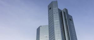 Blick auf die Zentrale der Deutschen Bank (r) im Frankfurter Bankenviertel. 