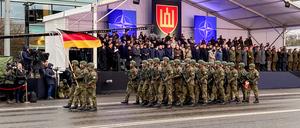In Litauen haben rund 150 Soldaten und ein Dutzend Kampffahrzeuge der Bundeswehr am Samstag an einer Militärparade in Vilnius teilgenommen.