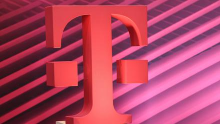 ARCHIV - 22.02.2023, Nordrhein-Westfalen, Bonn: Das Logo der der Deutschen Telekom steht auf der Bühne der Bilanzpressekonferenz. Die Deutsche Telekom gibt am 10.08.2023 Zahlen für das 2. Quartal bekannt. Foto: Oliver Berg/dpa +++ dpa-Bildfunk +++
