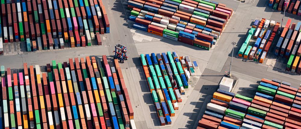 Das Luftbild zeigt zahlreiche Container auf dem Gelände eines Containerterminals im Hamburger Hafen (Symbolbild).