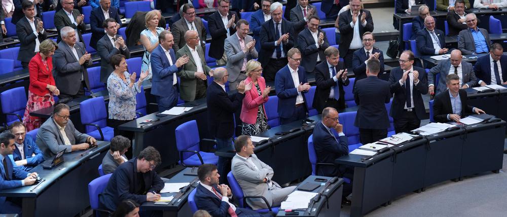 Friedrich Merz (CDU) bekommt standing ovations von seinen Parteikollegen nach seiner Rede im Deutschen Bundestag zum Beschluss des Bundesverfassungsgericht zum Heizungsgesetz.