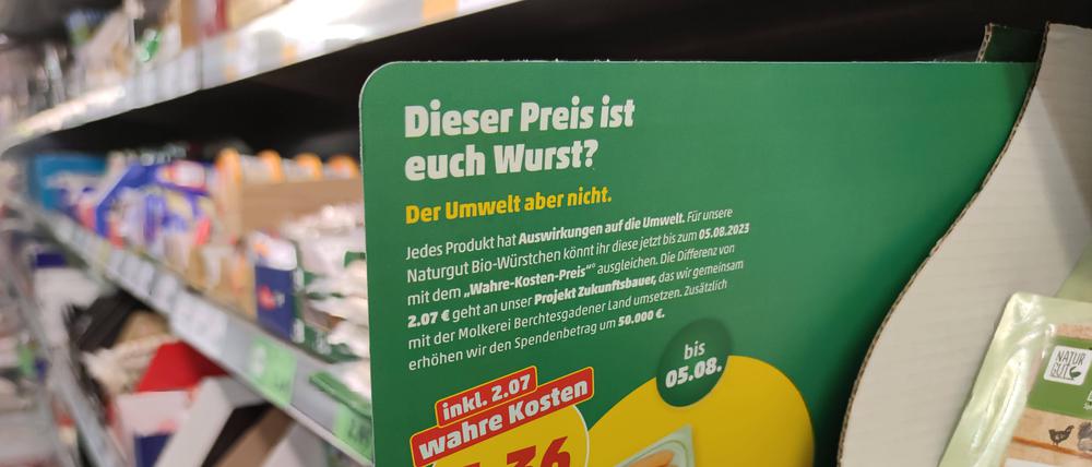 Deutschland, 31.07.2023: In einer Filiale von Penny hängt ein Preisschild mit der Aufschrift Wahre Kosten , der Discounter will damit auf soziale und ökologische Auswirkungen aufmerksam machen, Kritiker sprechen von Greenwashing.