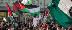 Demonstrierende auf dem Hermannplatz im Mai 2023 mit Palästina Fahnen.