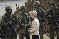 Verteidigungsministerin Ursula von der Leyen (CDU) bei einem Truppenbesuch. Foto: Christian Thiel/Imago