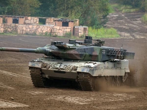 Ein Kampfpanzer vom Typ Leopard 2A6 