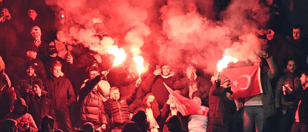 Türkische Fans zünden Pyrotechnik in Berliner Olympiastadion. (Archivbild)