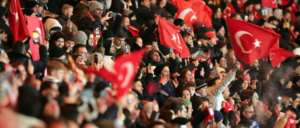 Türkische Fans bejubeln das 2:1.