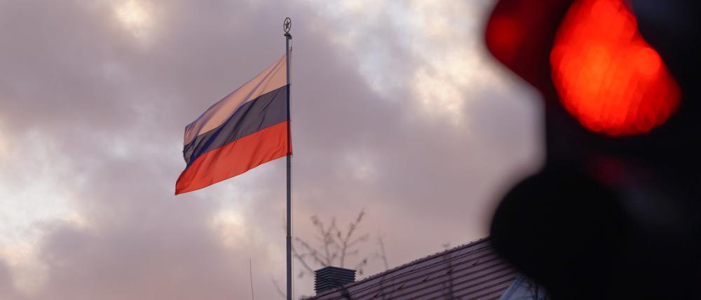Die Flagge der Russischen Botschaft in Berlin.