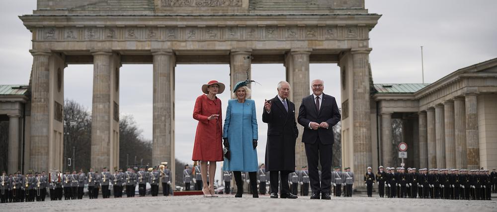 König Charles III. und Königsgemahlin Camilla werden am Brandenburger Tor von Bundespräsident Frank-Walter Steinmeier und seiner Frau Elke Büdenbender begrüßt. 