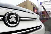 Der Kopf eines Stormtroopers ersetzt bei einem Fahrzeug am roten Teppich vor dem Zoo Palast das Logo eines Autoherstellers. Foto: dpa
